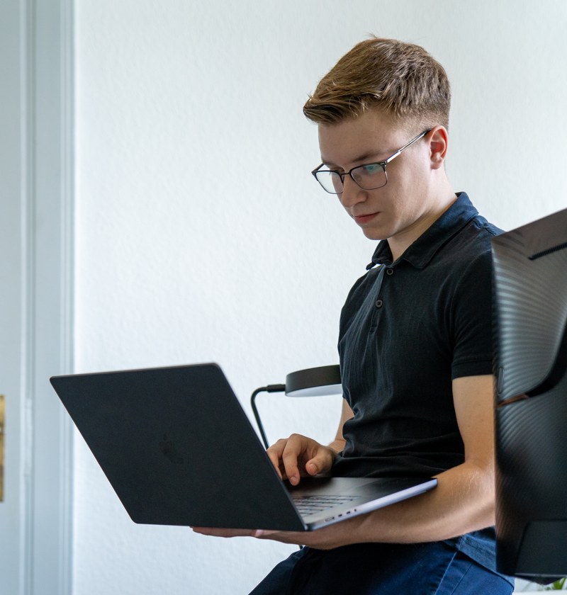 Fabian Schlott am Laptop in seinem Büro in Plauen